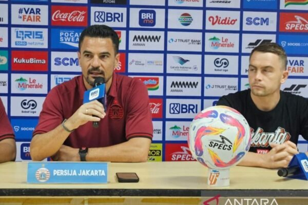 Alternatif judul untuk "Doni Tri dapat dimainkan saat Persija Jakarta jamu Semen Padang" bisa jadi:

1. "Doni Tri Siap Turun Membela Persija Jakarta Melawan Semen Padang"
2. "Kesiapan Doni Tri: Persija Jakarta Hadapi Semen Padang"
3. "Persija Jakarta Dapat Memanfaatkan Doni Tri Saat Melawan Semen Padang"
4. "Doni Tri: Kunci Persija Jakarta di Laga Kontra Semen Padang"
5. "Persija Jakarta Dapatkan Keuntungan dengan Kembalinya Doni Tri pada Pertandingan Melawan Semen Padang"

Silakan gunakan salah satu atau beberapa alternatif tersebut!