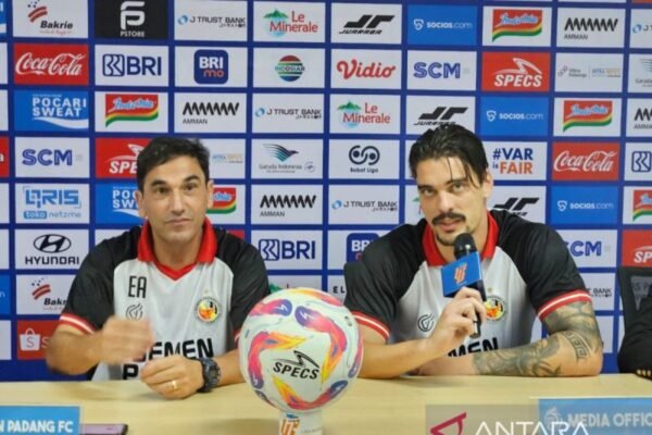Tentu! Berikut adalah beberapa alternatif judul untuk "Pelatih Carlos Almeida Tidak Membebani Para Pemain Semen Padang":

1. "Carlos Almeida: Pelatih yang Tidak Membebani Pemain Semen Padang"
2. "Tak Ada Tekanan! Carlos Almeida Beri Dukungan pada Pemain Semen Padang"
3. "Strategi Santai Carlos Almeida untuk Pemain Semen Padang"
4. "Pelatih Semen Padang, Carlos Almeida, Berikan Pendekatan Tanpa Beban"
5. "Carlos Almeida: Fokus pada Dukungan, Bukan Beban untuk Pemain Semen Padang" 

Silakan dipilih atau dimodifikasi sesuai kebutuhan!