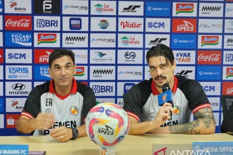 Tentu! Berikut adalah beberapa alternatif judul untuk "Pelatih Carlos Almeida Tidak Membebani Para Pemain Semen Padang":

1. "Carlos Almeida: Pelatih yang Tidak Membebani Pemain Semen Padang"
2. "Tak Ada Tekanan! Carlos Almeida Beri Dukungan pada Pemain Semen Padang"
3. "Strategi Santai Carlos Almeida untuk Pemain Semen Padang"
4. "Pelatih Semen Padang, Carlos Almeida, Berikan Pendekatan Tanpa Beban"
5. "Carlos Almeida: Fokus pada Dukungan, Bukan Beban untuk Pemain Semen Padang" 

Silakan dipilih atau dimodifikasi sesuai kebutuhan!