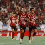 Berikut beberapa alternatif judul untuk artikel mengenai perpanjangan kontrak Rahmat dan Fitrul di Bali United:

1. "Bali United Resmi Perpanjang Kontrak Rahmat dan Fitrul"
2. "Dua Pemain Kunci: Bali United Perpanjang Kontrak Rahmat dan Fitrul"
3. "Rahmat dan Fitrul Terus Bersama Bali United: Kontrak Diperpanjang"
4. "Bali United Pertahankan Rahmat dan Fitrul dengan Perpanjangan Kontrak"
5. "Kesepakatan Baru: Bali United Perpanjang Kontrak Rahmat dan Fitrul"

Silakan pilih atau modifikasi sesuai dengan kebutuhan!