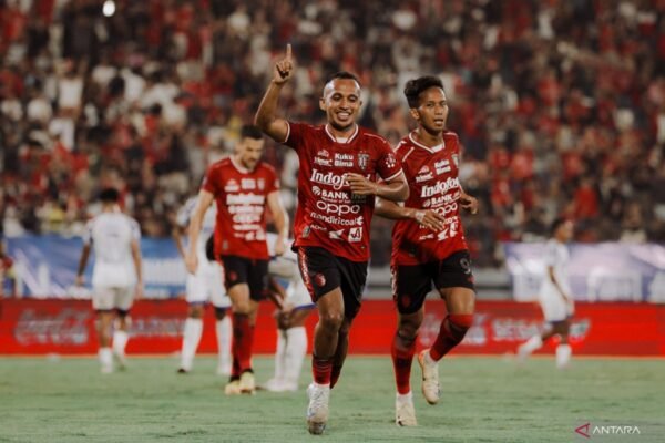 Berikut beberapa alternatif judul untuk artikel mengenai perpanjangan kontrak Rahmat dan Fitrul di Bali United:

1. "Bali United Resmi Perpanjang Kontrak Rahmat dan Fitrul"
2. "Dua Pemain Kunci: Bali United Perpanjang Kontrak Rahmat dan Fitrul"
3. "Rahmat dan Fitrul Terus Bersama Bali United: Kontrak Diperpanjang"
4. "Bali United Pertahankan Rahmat dan Fitrul dengan Perpanjangan Kontrak"
5. "Kesepakatan Baru: Bali United Perpanjang Kontrak Rahmat dan Fitrul"

Silakan pilih atau modifikasi sesuai dengan kebutuhan!
