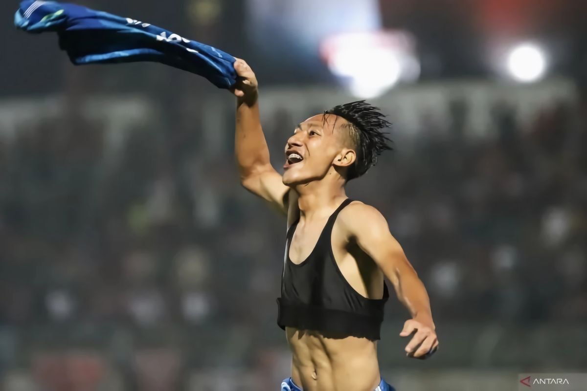 Here are some alternative titles for "Beckham Putra desak Persib jaga tren positif":

1. "Beckham Putra Encourages Persib to Maintain Positive Momentum"
2. "Beckham Putra Urges Persib to Sustain Winning Streak"
3. "Beckham Putra Calls on Persib to Keep Up the Positive Trend"
4. "Beckham Putra: Persib Must Continue Their Positive Run"
5. "Beckham Putra Pushes Persib to Preserve Winning Form"
6. "Beckham Putra Appeals to Persib for Ongoing Success"
7. "Beckham Putra Urges Team to Hold On to Winning Spirit"
8. "Beckham Putra Asks Persib to Keep the Positive Vibes Going" 

Feel free to let me know if you need more options or adjustments!